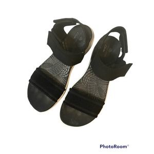 Cloudsteppers by Clark's Black Velcro & Elastic Strap Sandals 8